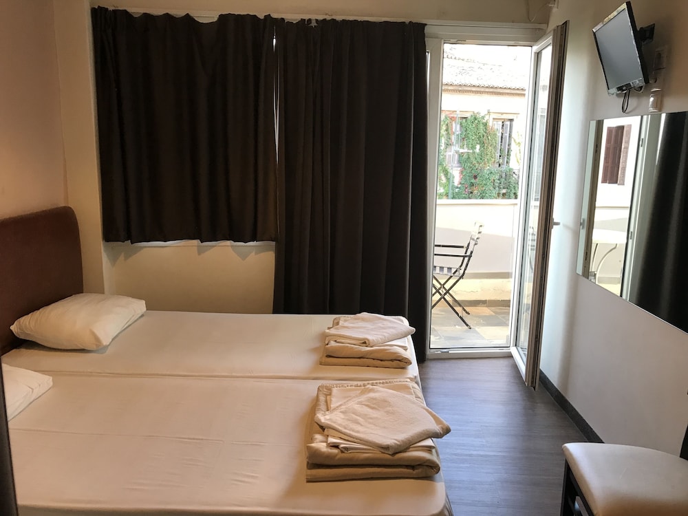 Pella Inn Hostel 15/36
