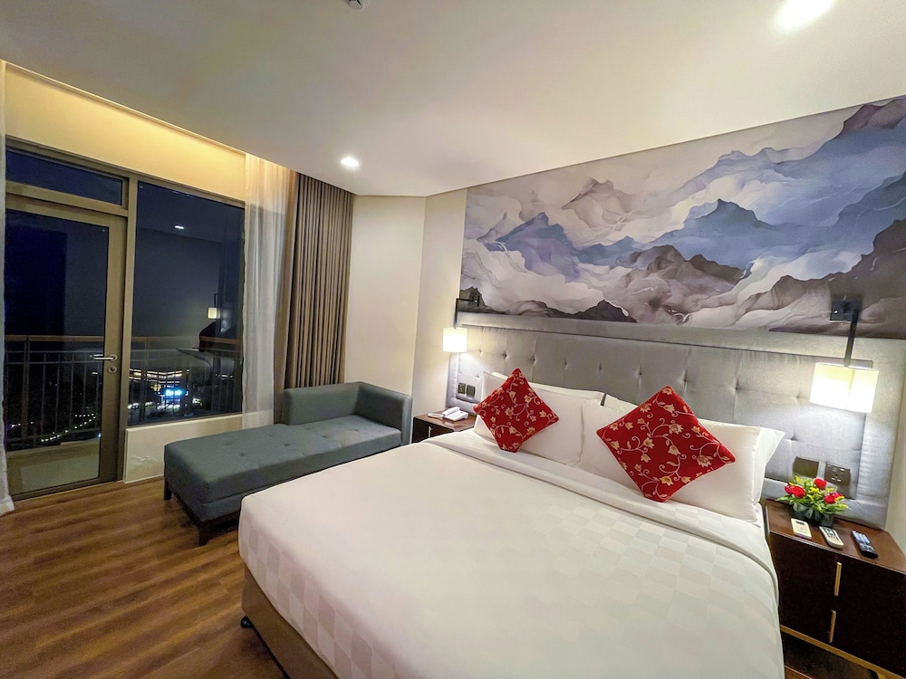 RENOVATED, DELUXE, KING BED, LAKE VIEW