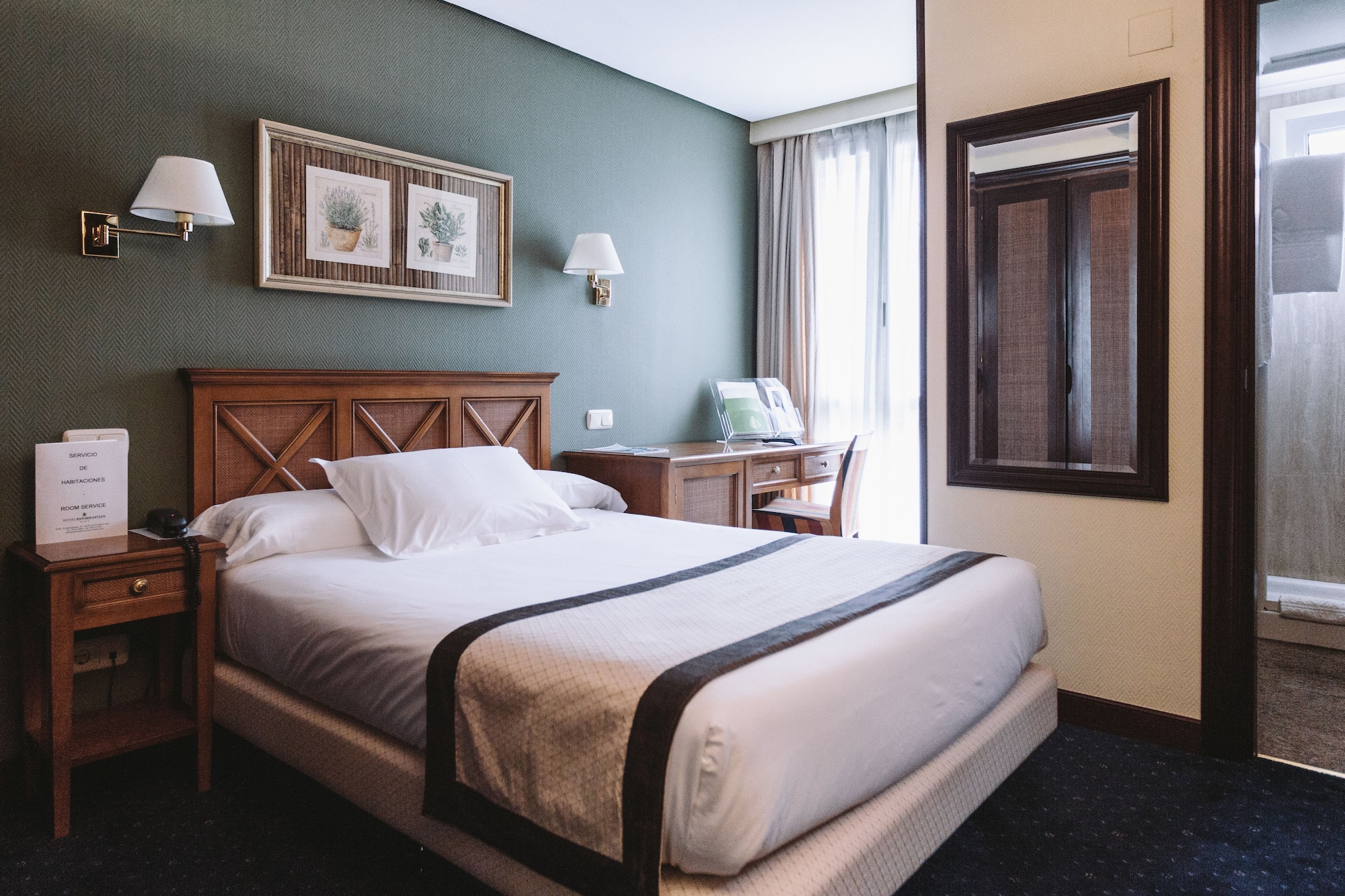 ROOM, DOUBLE BED