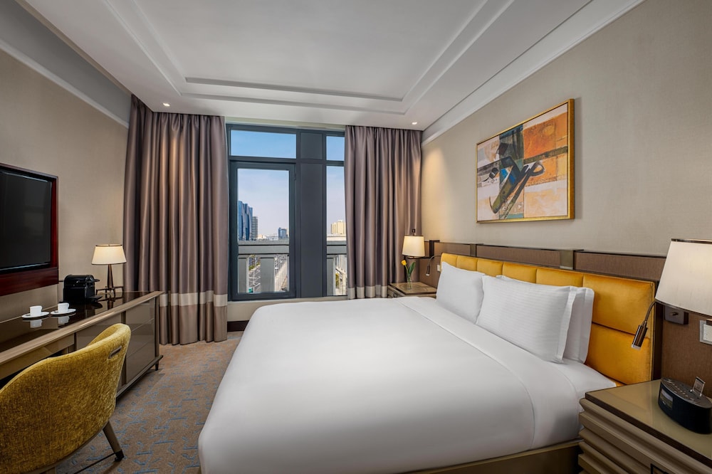 1 BEDROOM, SUITE, CORNER