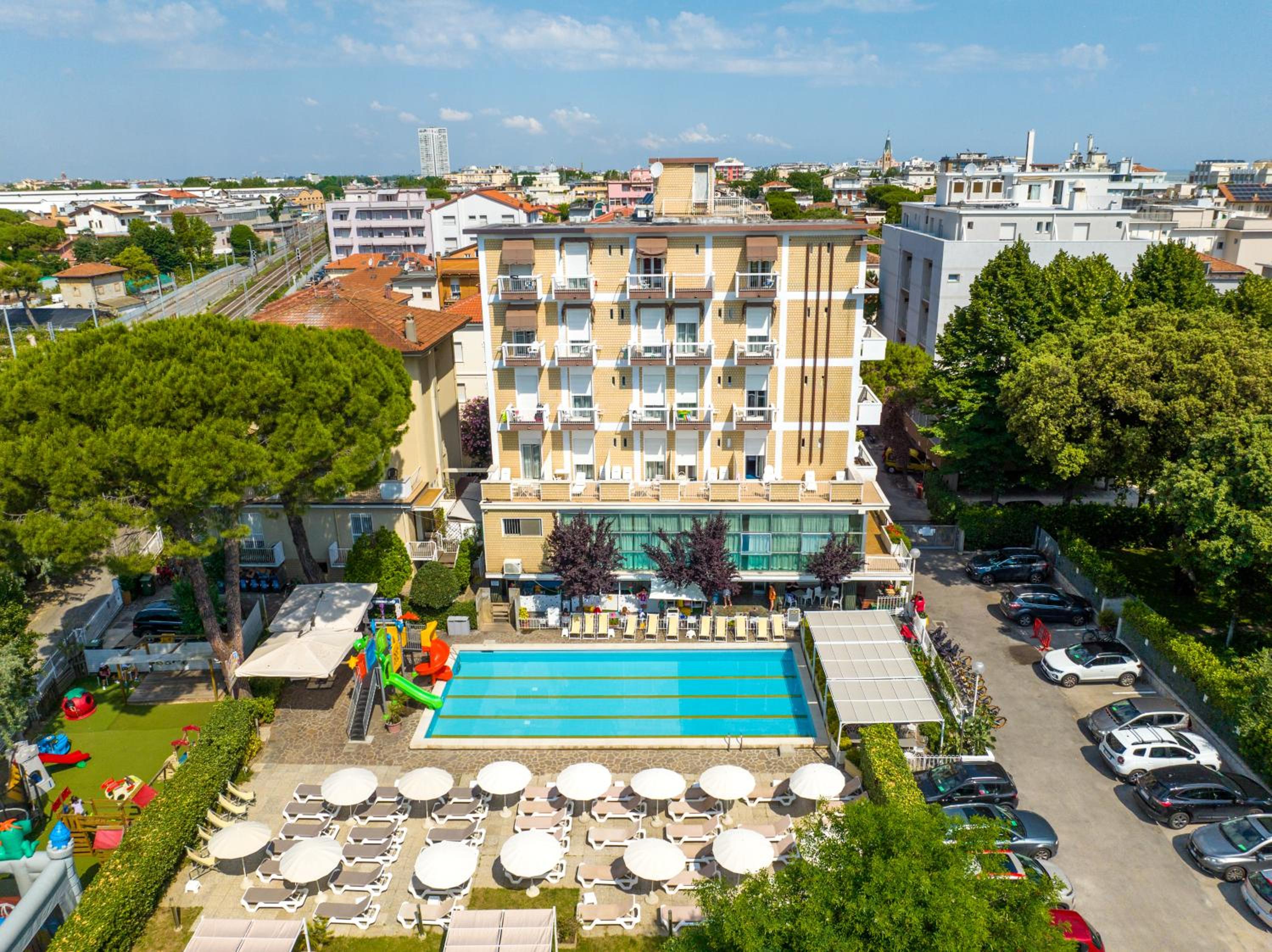 Hotel Lotus 4/50