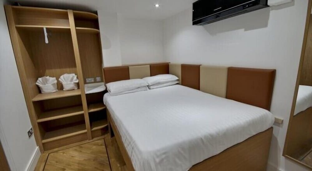 Semi Basement, Double Bed, No Window, Ground Floor 5/7