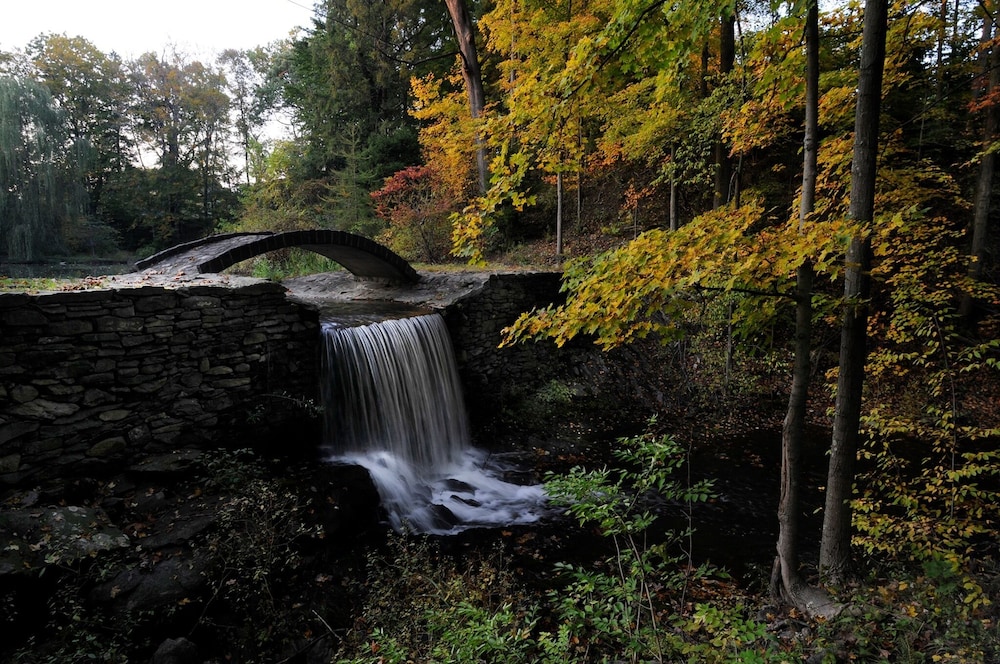 Buttermilk Falls Inn 47/51