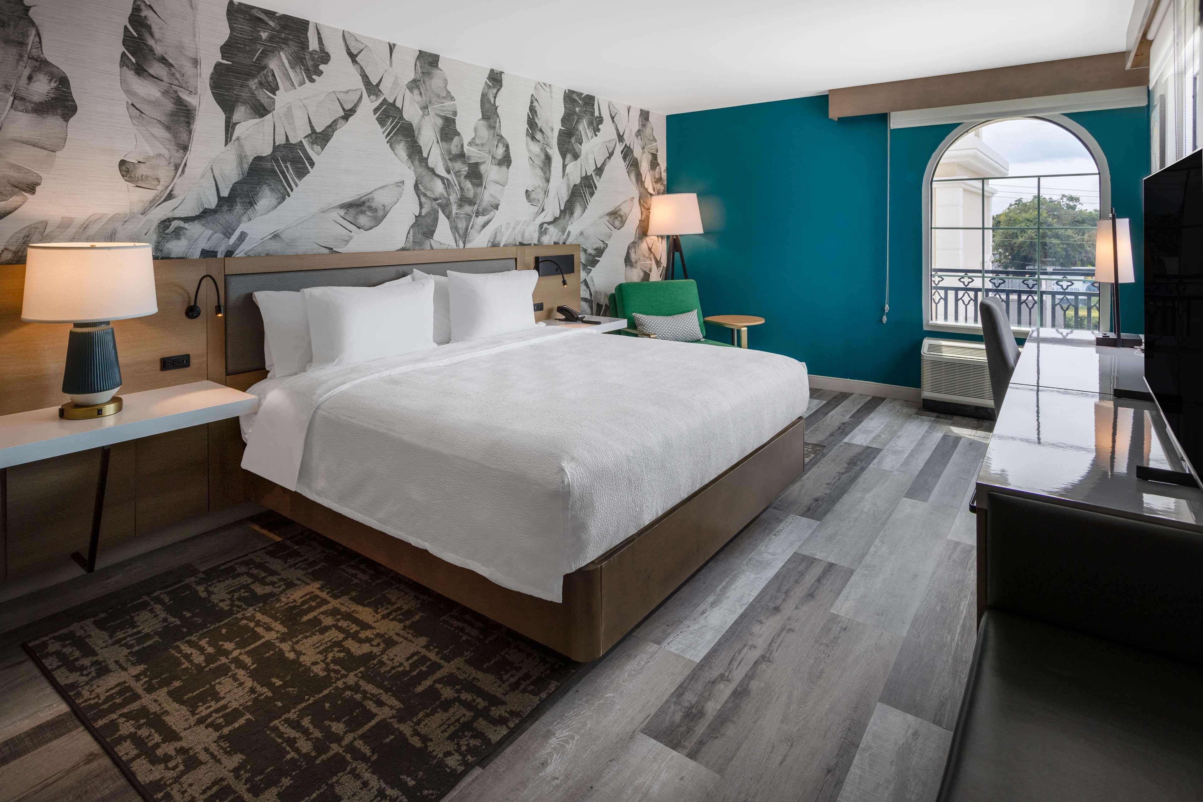 ROOM, KING BED, BALCONY