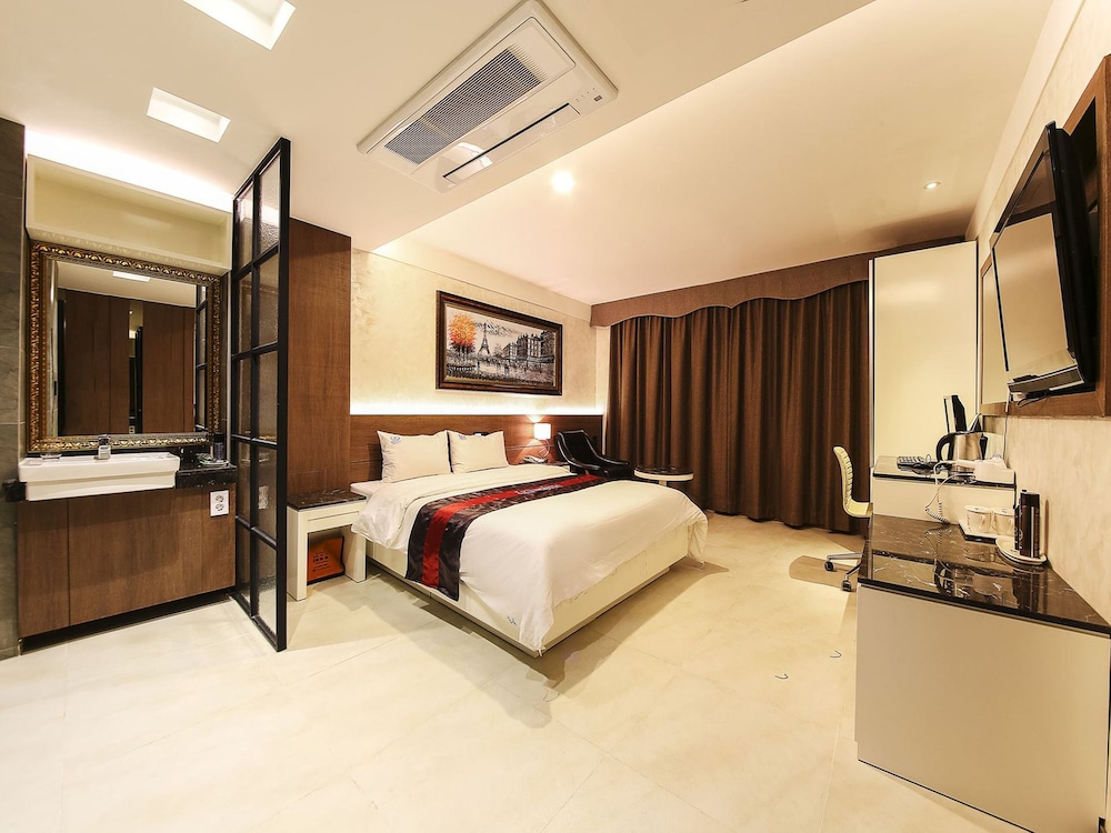 Zenith Hotel 16/63
