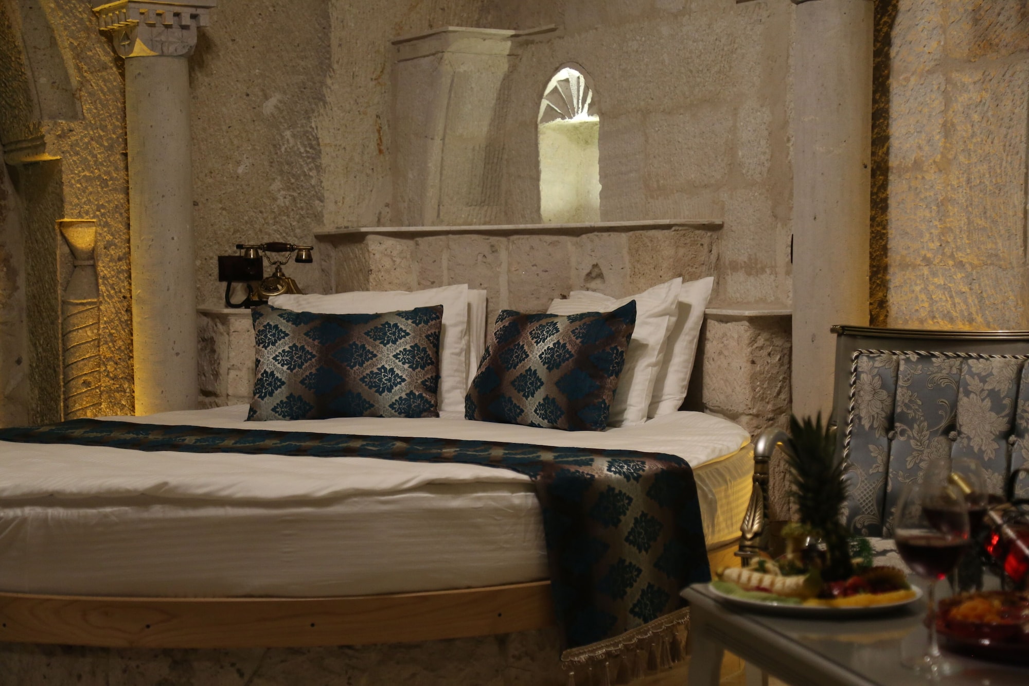 SUITE, QUEEN BED