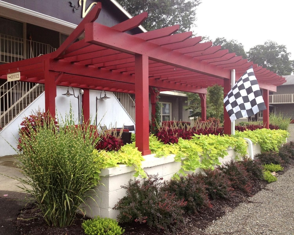 Vinehurst Inn And Suites 2/58