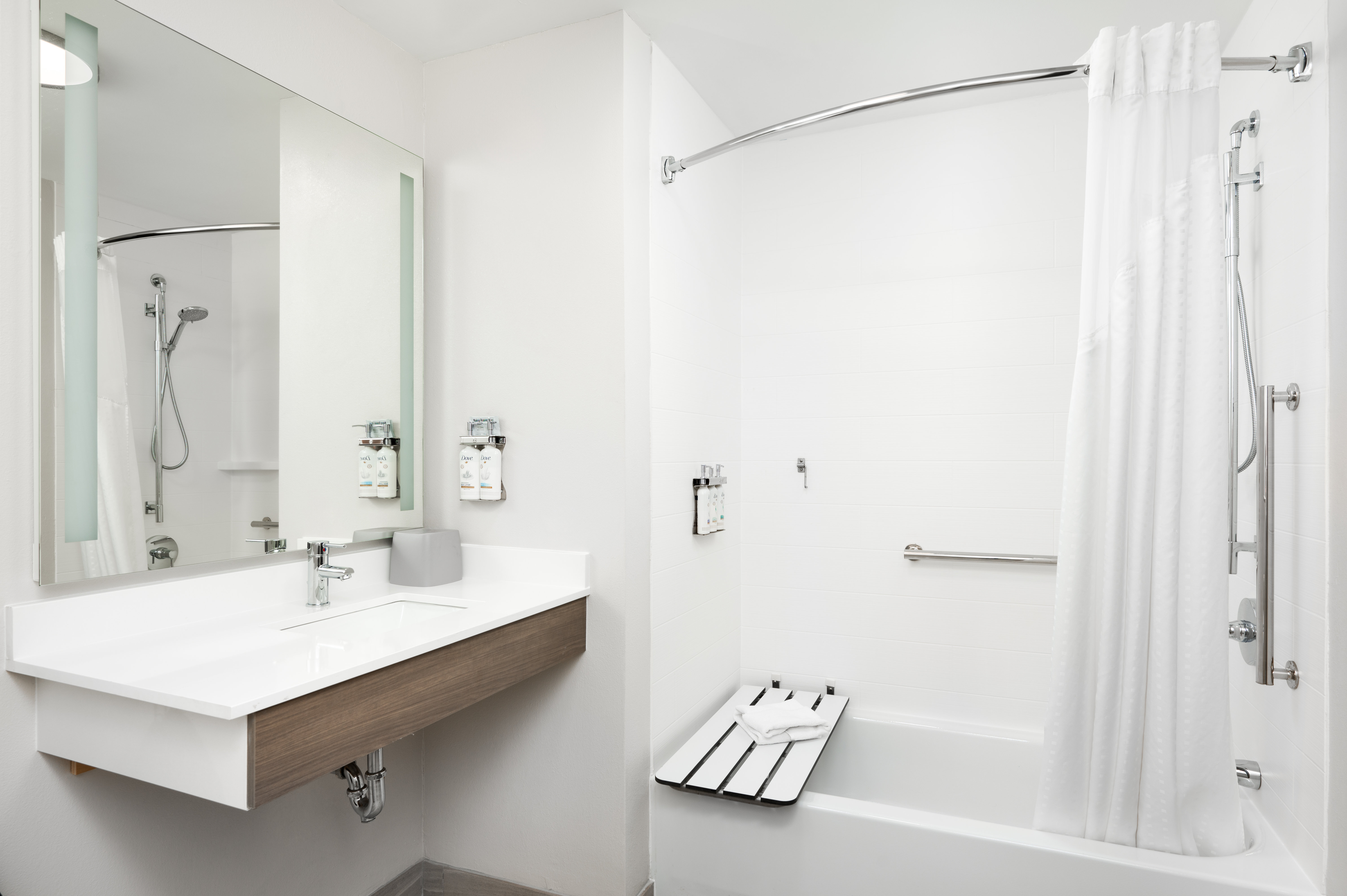 Holiday Inn Express Hotel Suites Newport South 75/79