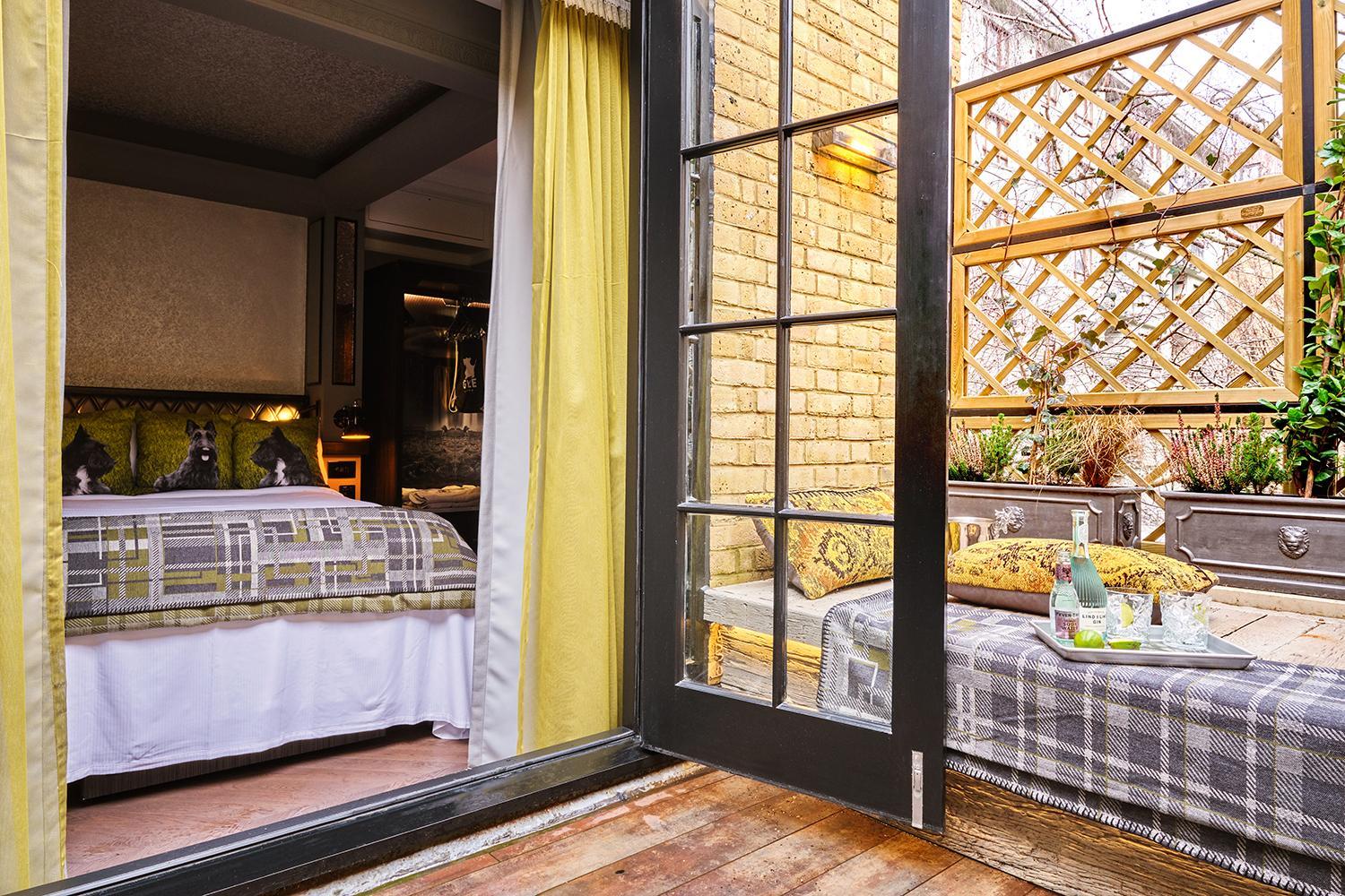 Feature, King Bed, Balcony