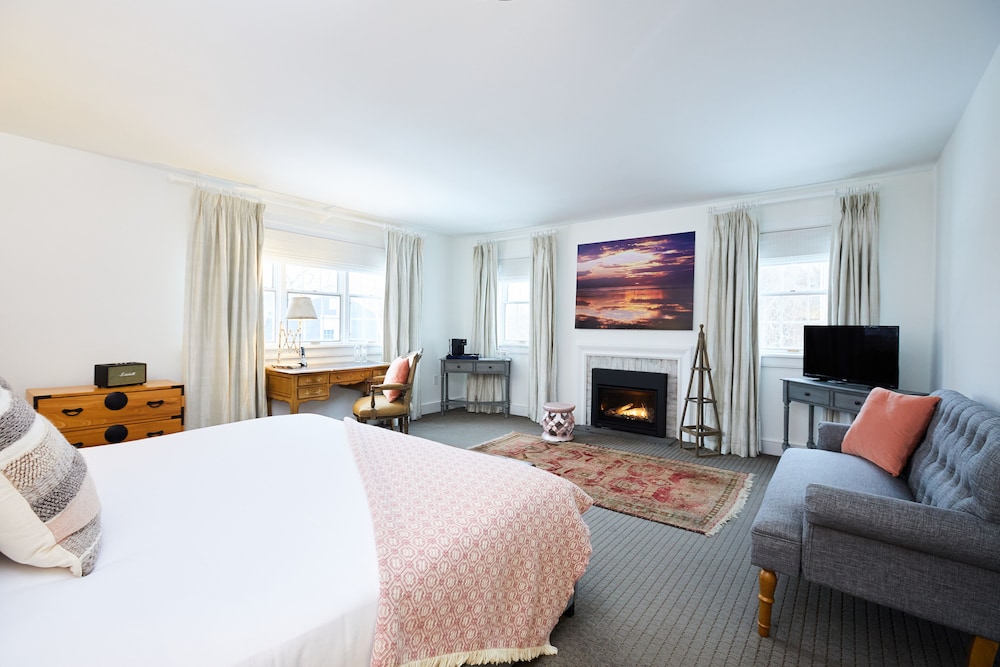 Shelter Harbor Inn 17/72