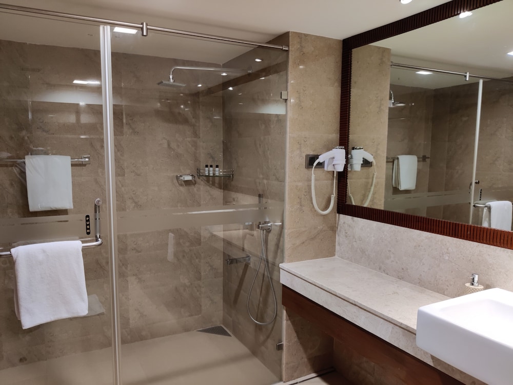 THE RAVIZ CALICUT 45/47