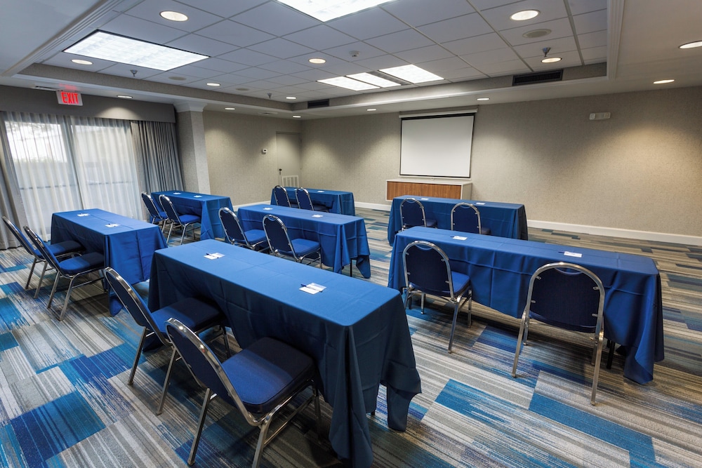 Holiday Inn Express Hotel And Suites Wilmington University Center 53/62