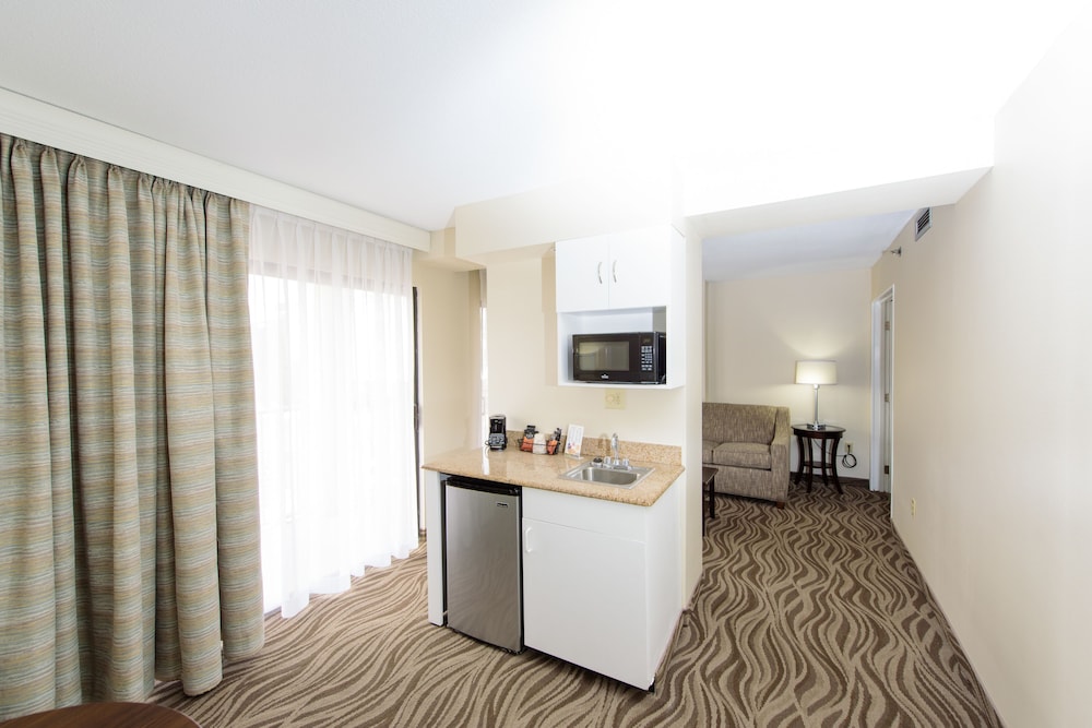 The Breakers Hotel and Suites 17/24