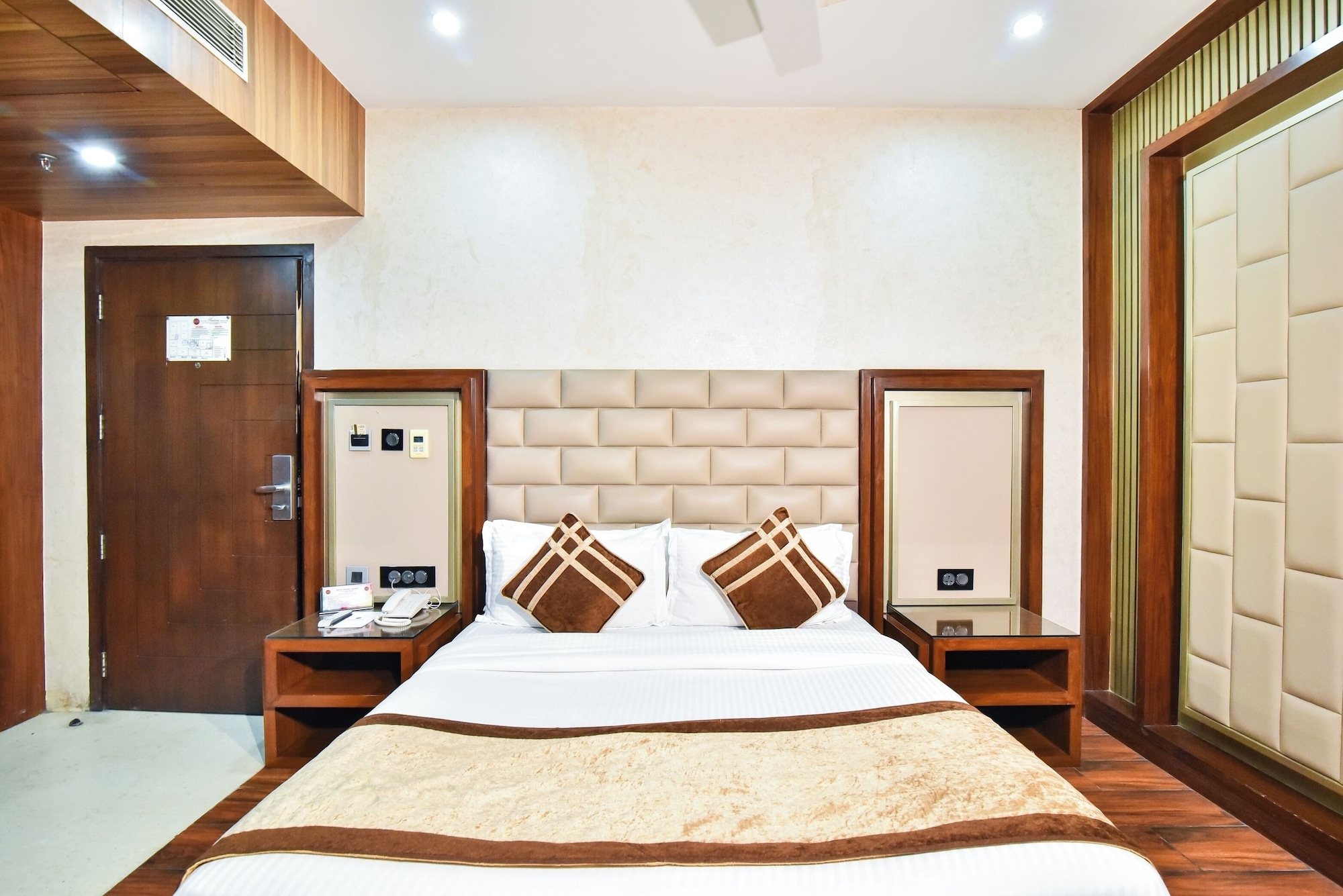 K L, Suite, King Bed