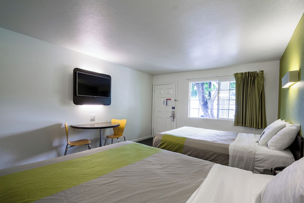 SIGNATURE, 2 QUEEN BEDS