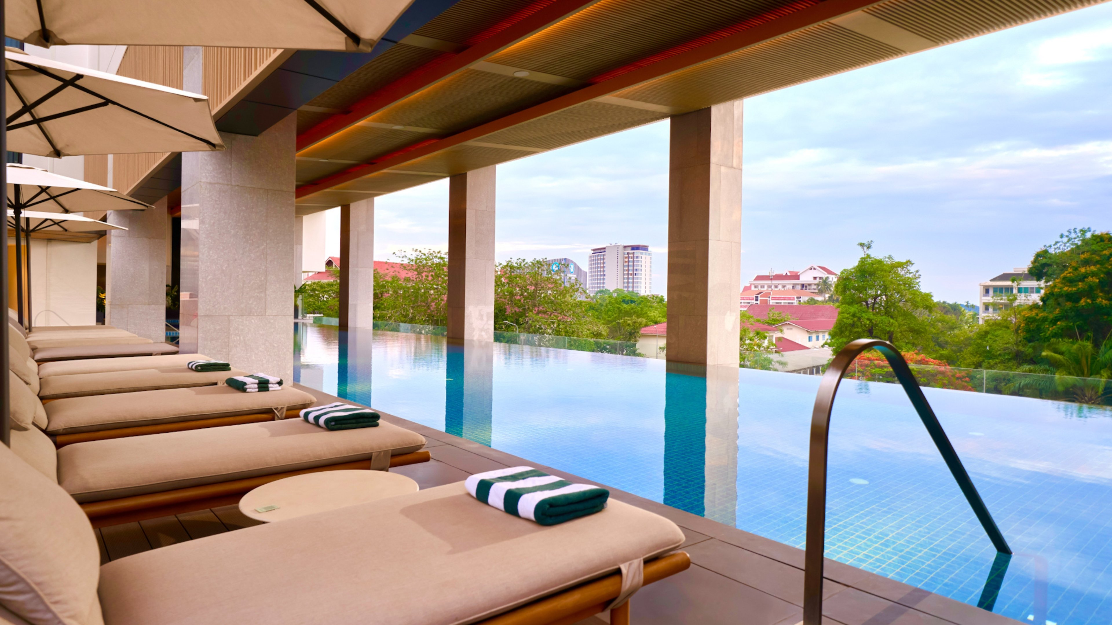 Holiday Inn & Suites VIENTIANE 24/42