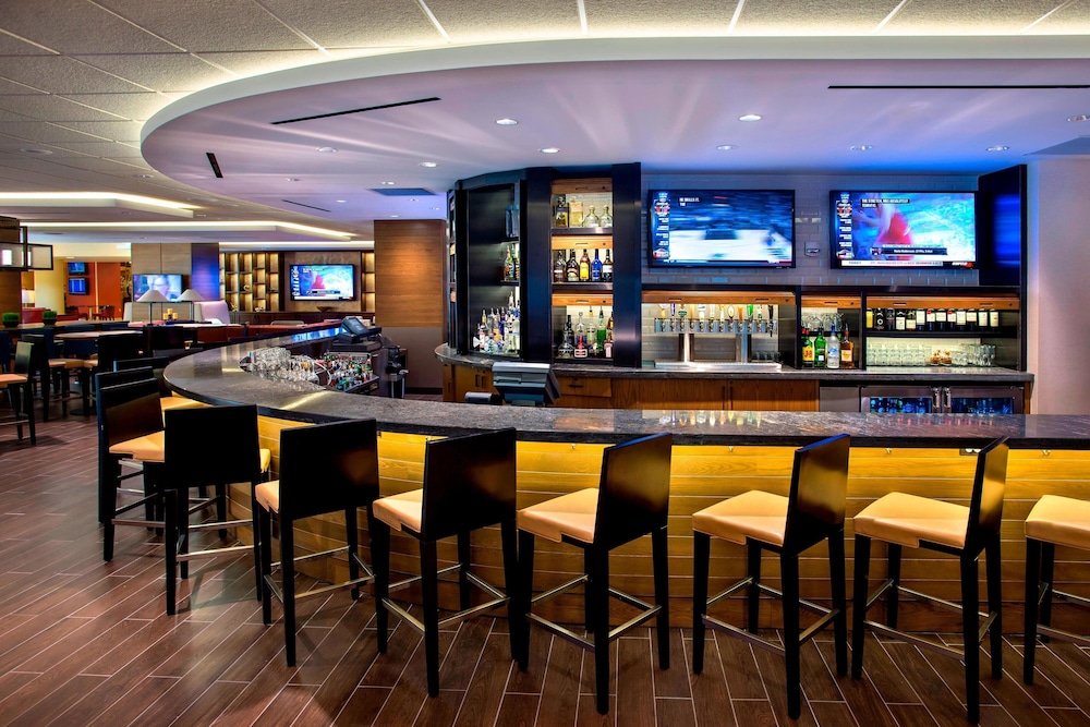 Newark Liberty International Airport Marriott 24/45