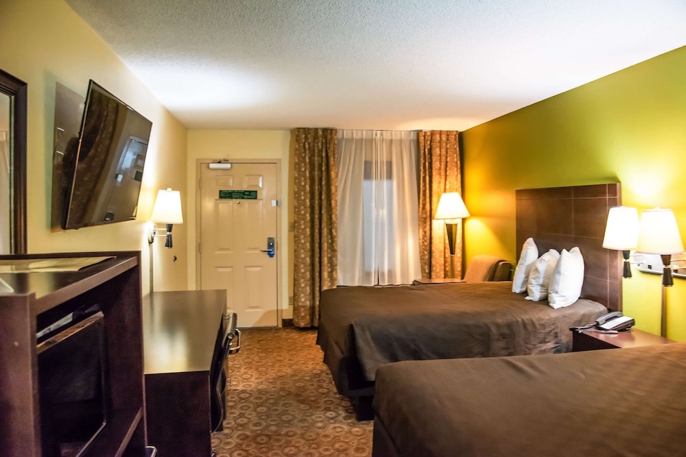 Rodeway Inn & Suites Clarksville near Governors Square Mall 8/22