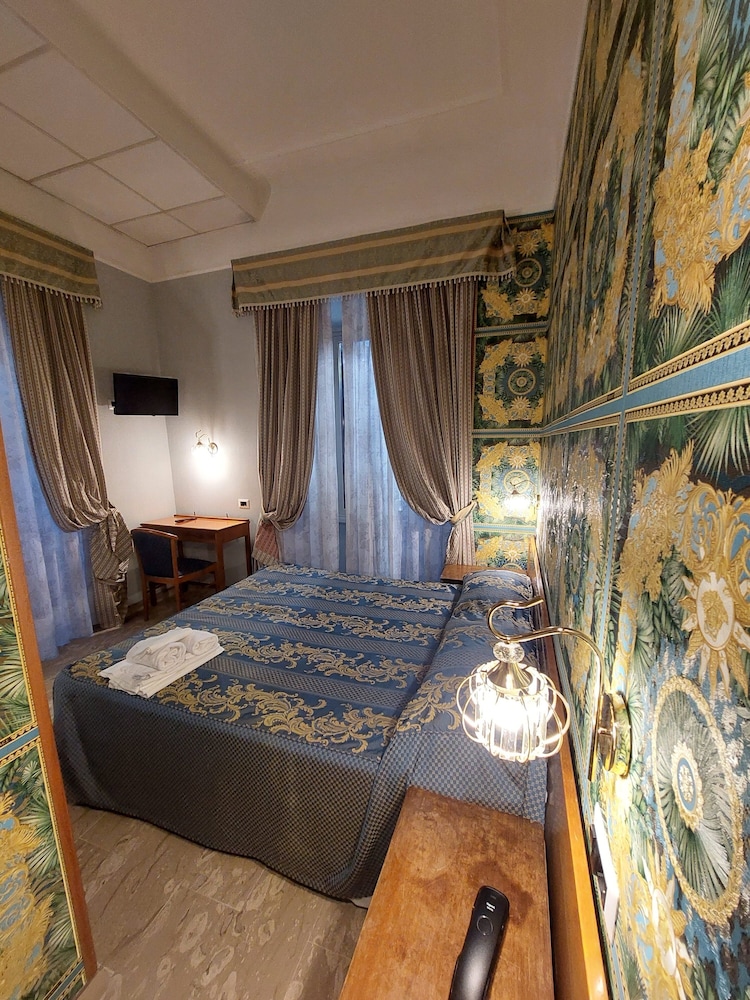 ROOM, DOUBLE OR TWIN BED