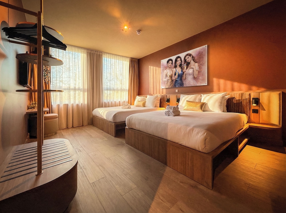 FAMILY, QUADRUPLE, 2 DOUBLE BEDS