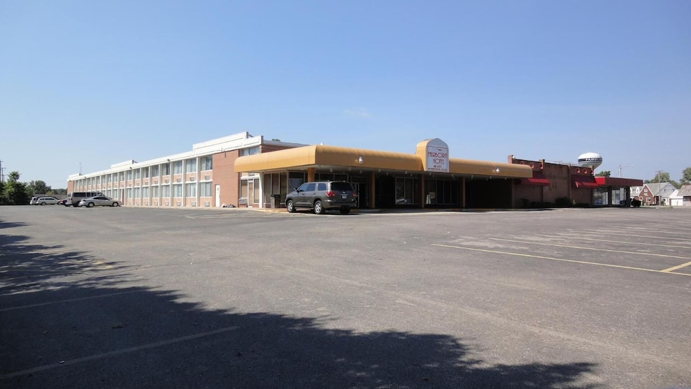 Suburban Studios Fairborn - Dayton 41/49