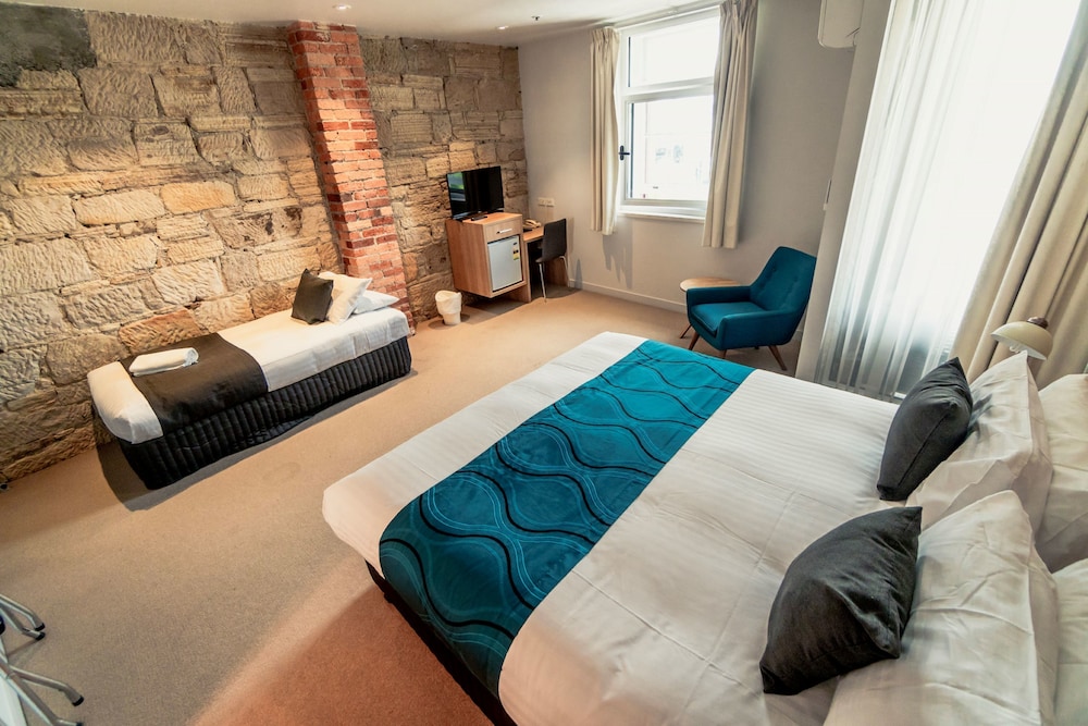 Customs House Hotel 34/72