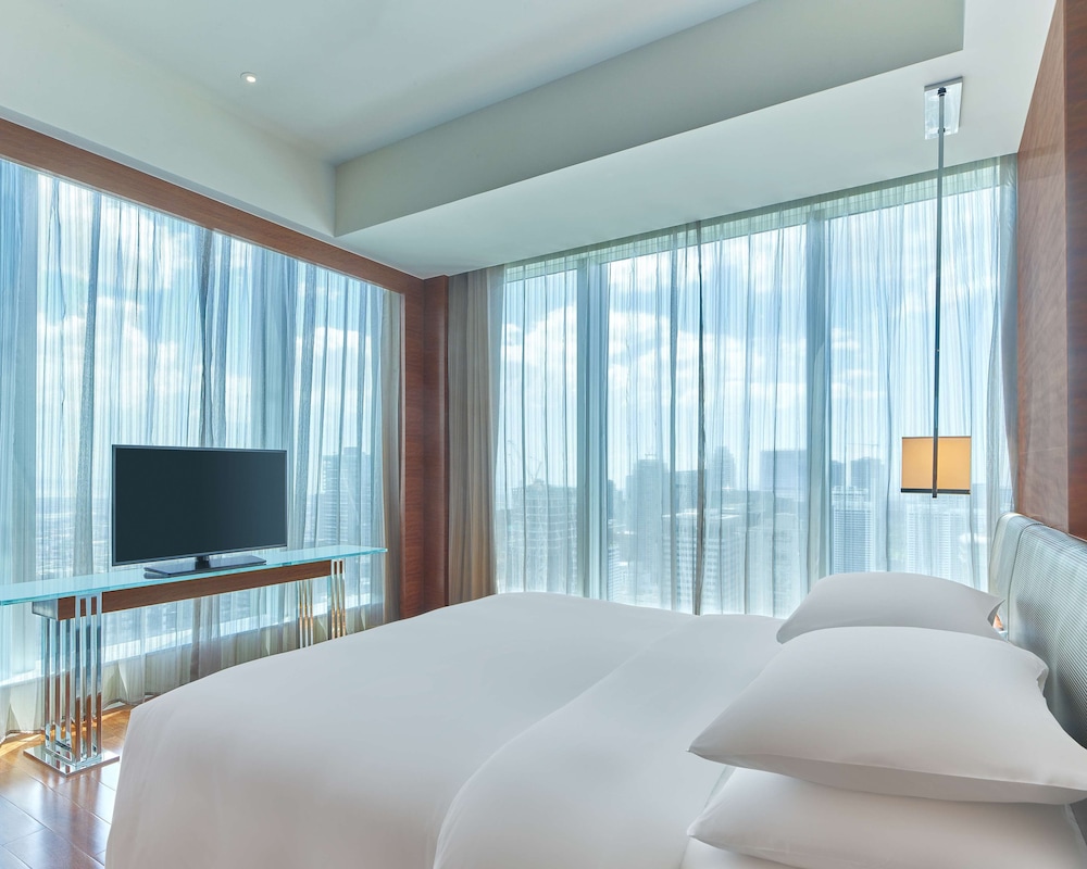 Grand Hyatt Manila 65/72