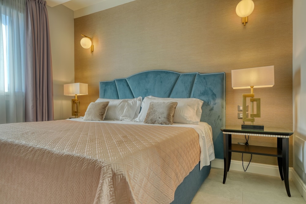 2 BEDROOMS, GRAND, SUITE, PARTIAL LAKE VIEW, SAUNA