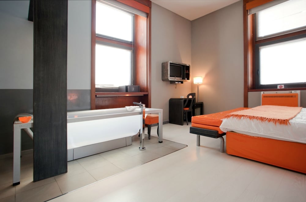 Orange Hotel 12/40