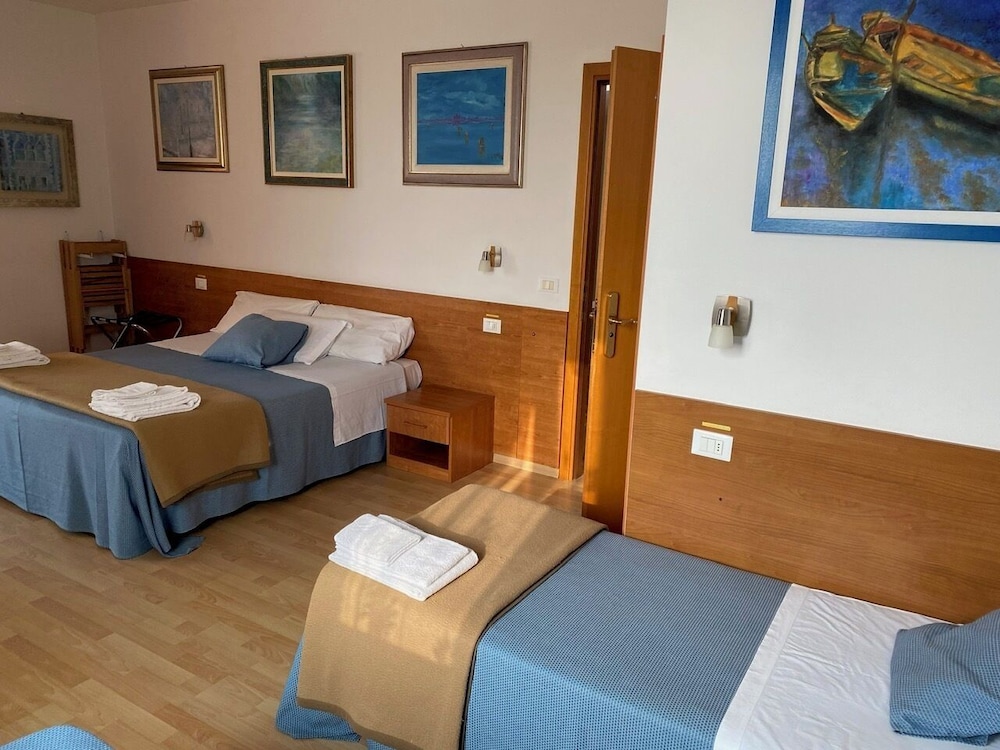 ROOM, QUADRUPLE