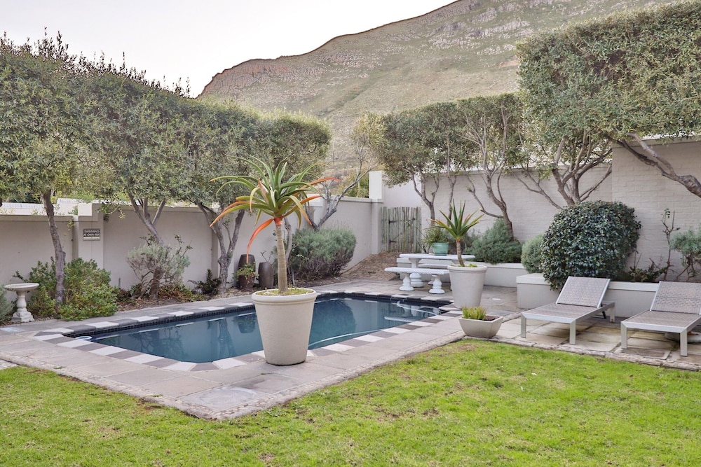Hermanus Lodge on the Green 3/72
