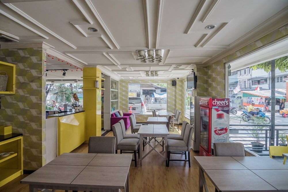 RedDoorz Plus near Mangga Besar Station 2 10/15