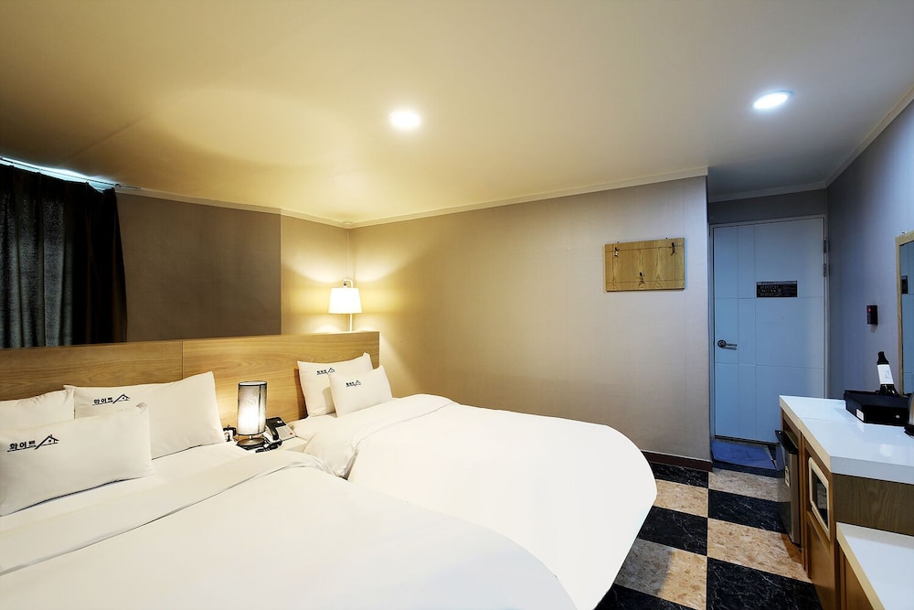 White Tourist Hotel 8/24