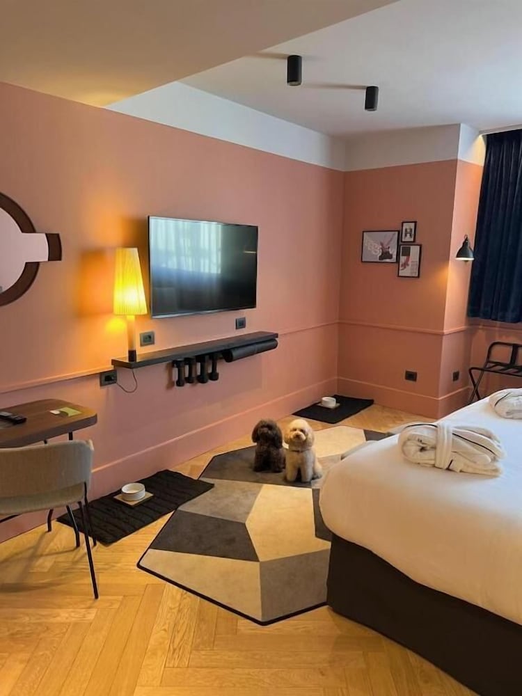 La Grande, Twin Beds