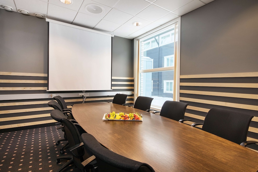 Park Inn By Radisson Oslo Airport Hotel West 61/75