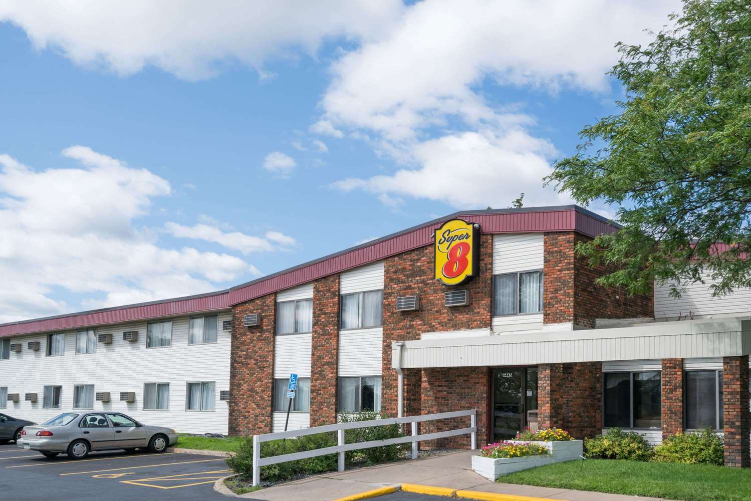 Super 8 by Wyndham Brooklyn Center/MPLS 2/25