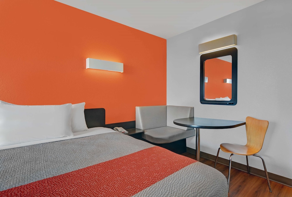 1 Full Bed - ADA/RI Shower/Suite