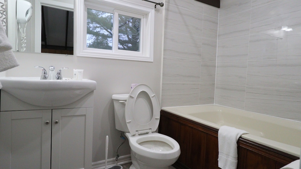 Algonquin Lakeside Inn 48/50