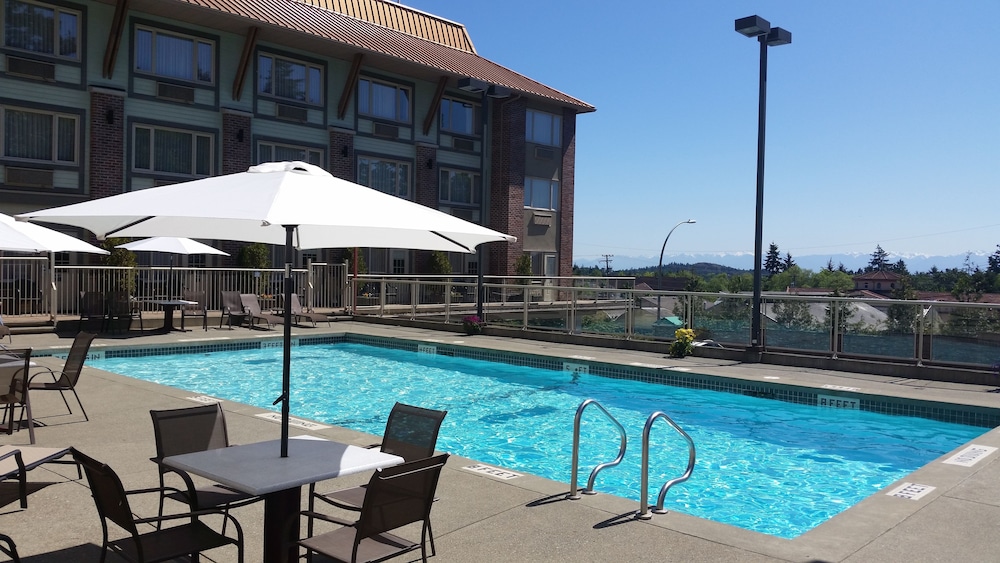 Elk Lake Inn Suites Victoria 7/81