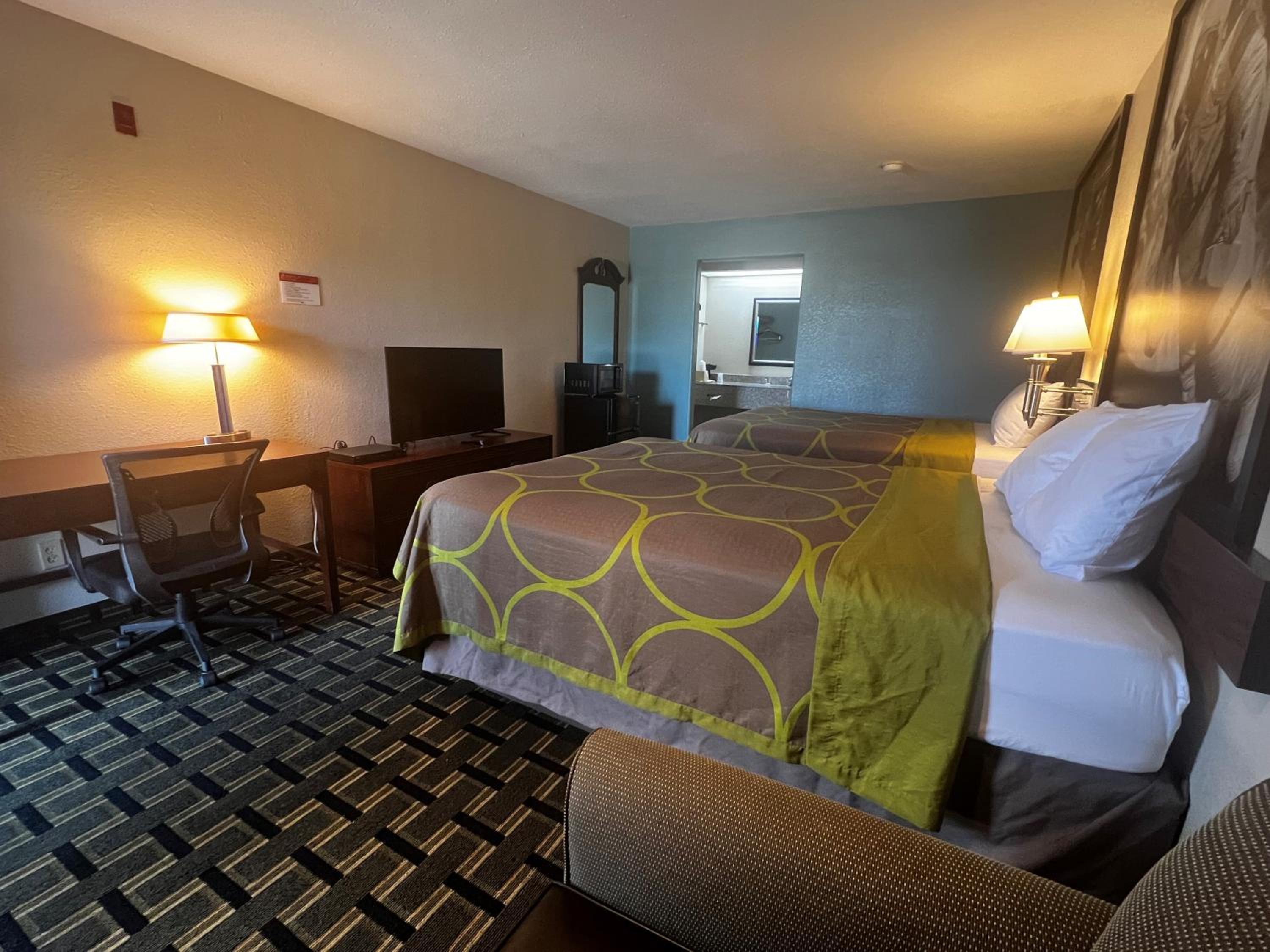 Hotel Baytown/I-10 12/56