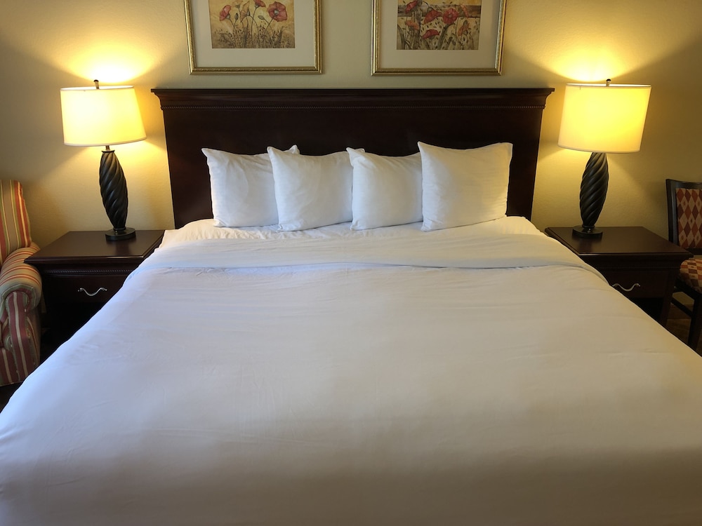 AmericInn by Wyndham Iron Mountain 8/51