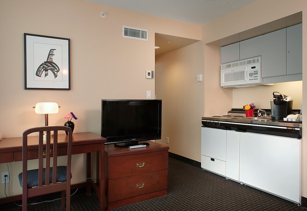 Rosedale On Robson Suite Hotel 35/45