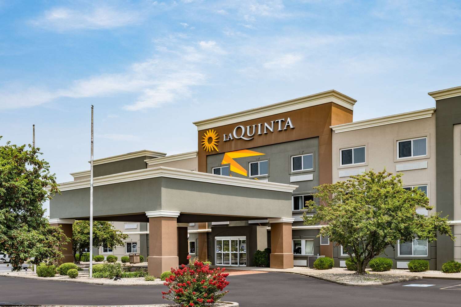 La Quinta Inn & Suites by Wyndham Evansville 1/43