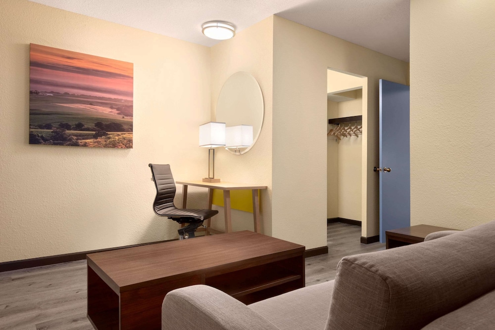 Days Inn and Suites by Wyndham Merrillville 16/28