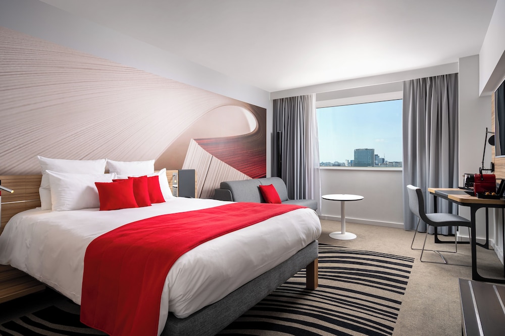 EXECUTIVE, QUEEN BED, SOFA