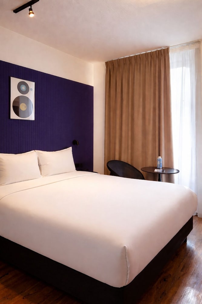 Clap Clap Hotel 11/49