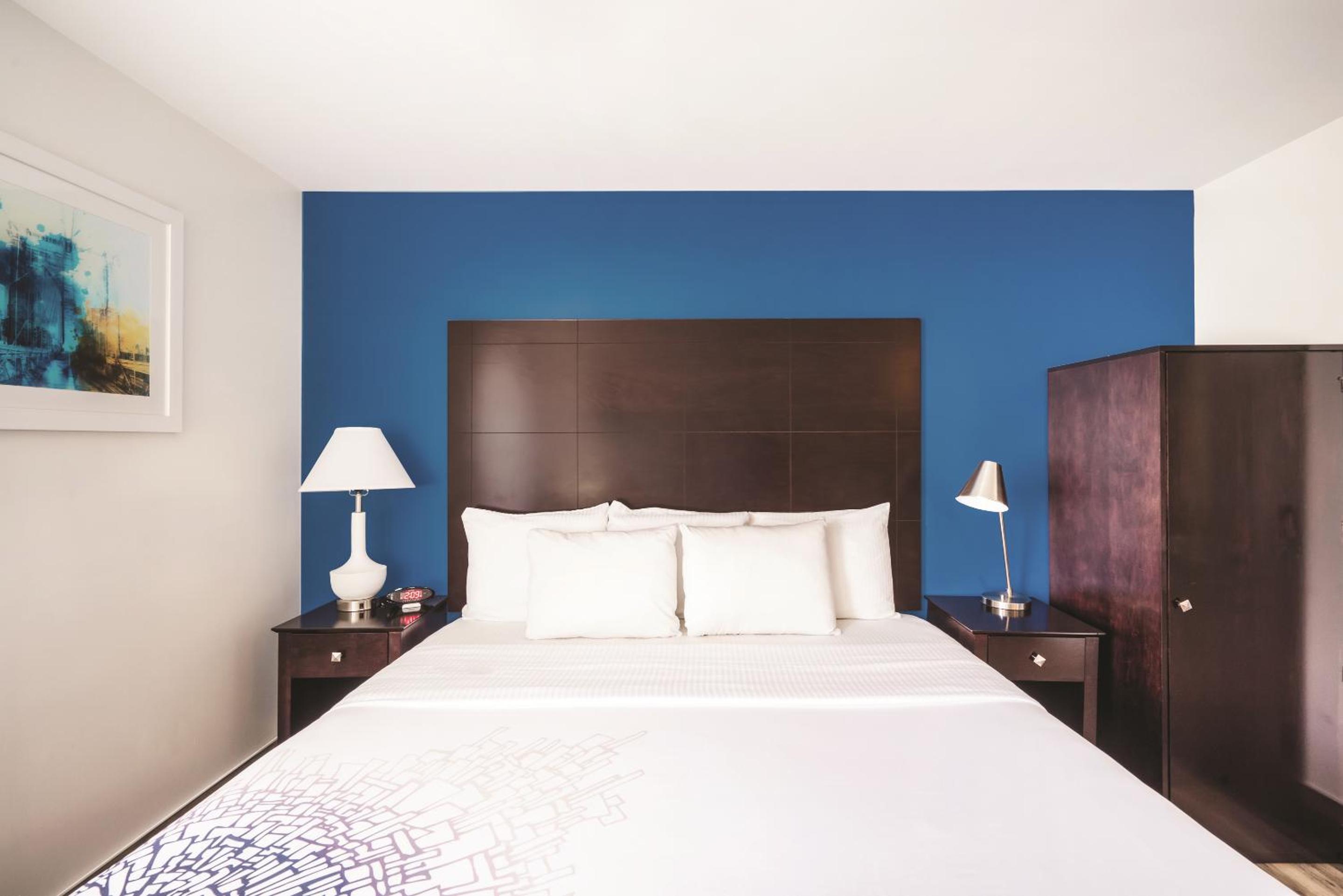 غرفة بسرير كينج بحوض استحمام لذوي الإعاقة، La Quinta Inn & Suites by Wyndham Brooklyn Downtown 8/10