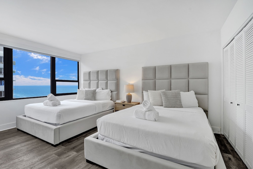 Retreat, King Bed, 2 Queen Beds, Side Ocean View, Sofa