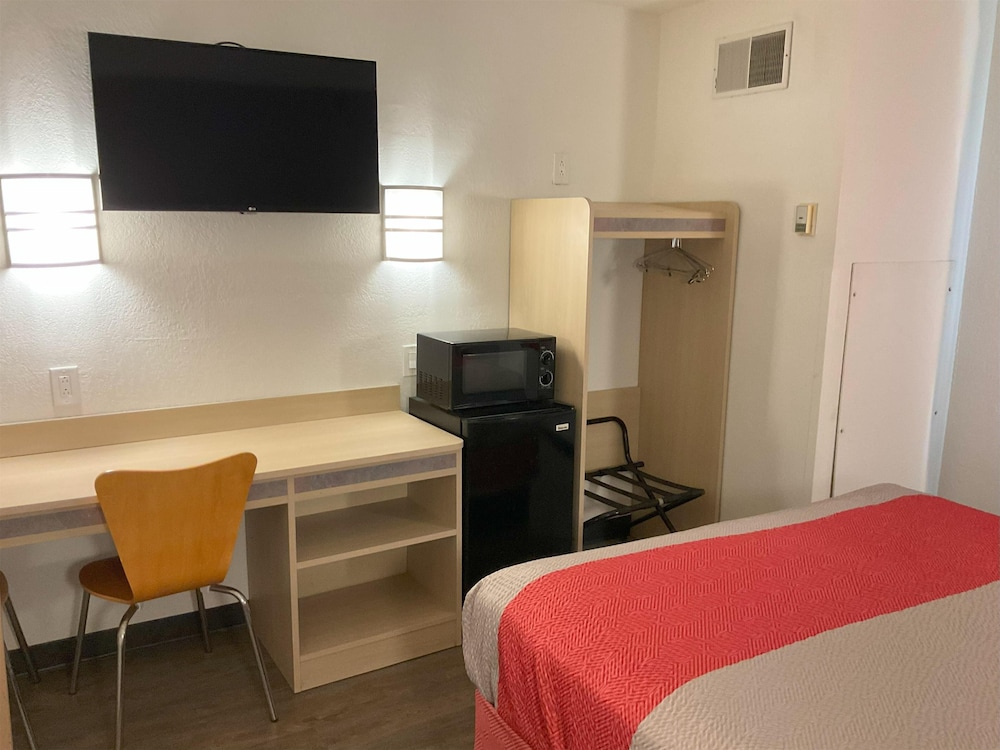 Motel6 Pearl, MS - Jackson Airport 20/30
