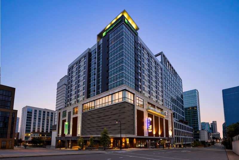 Holiday Inn & Suites Nashville Downtown Broadway 11/82